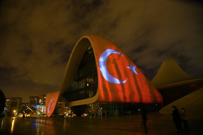 Azerbaycan'ın ünlü yapılarına Türk bayrağı yansıtıldı