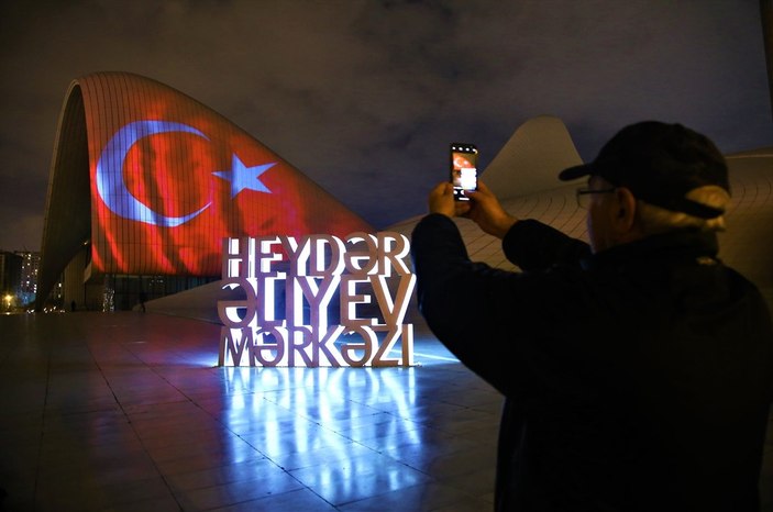 Azerbaycan'ın ünlü yapılarına Türk bayrağı yansıtıldı