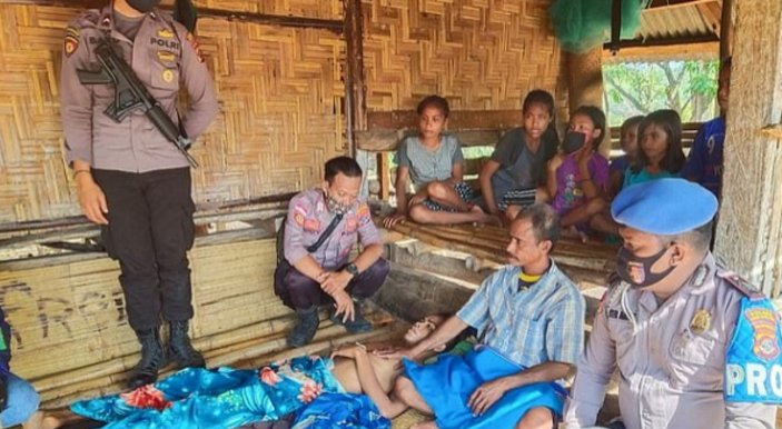 Endonezya’da bir aile, kızlarıyla izinsiz aynı evde kalan genci bacaklarından astı