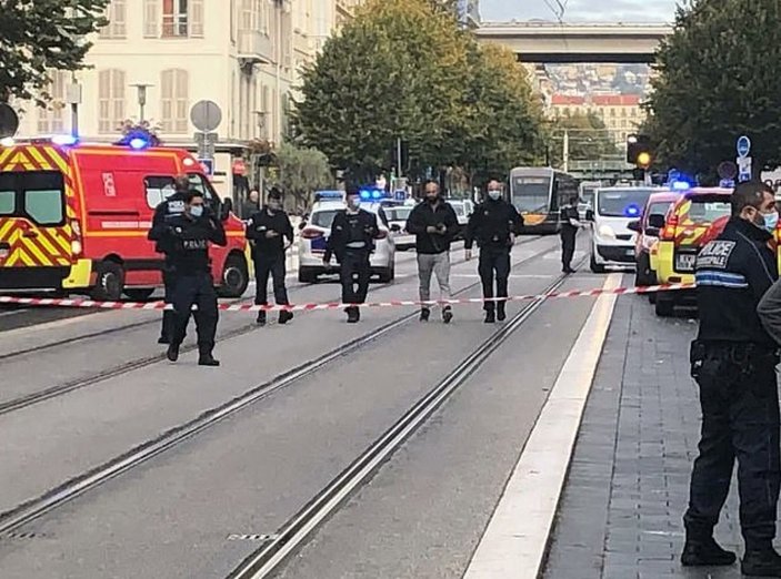 Fransa'da kilise yakınında bıçaklı saldırı