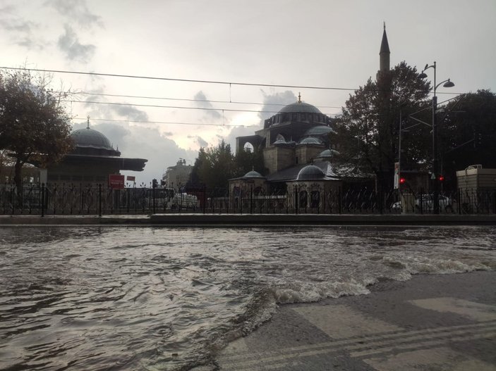 İstanbul'da şiddetli yağış: Büyükçekmece, Eyüp ve Karaköy alt geçitlerini su bastı