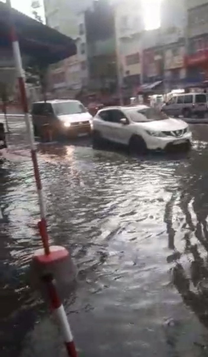 İstanbul'da şiddetli yağış: Büyükçekmece, Eyüp ve Karaköy alt geçitlerini su bastı
