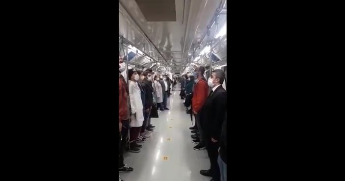 Yenikapı Hacıosman metrosunda, 19:23'te İstiklal Marşı okundu