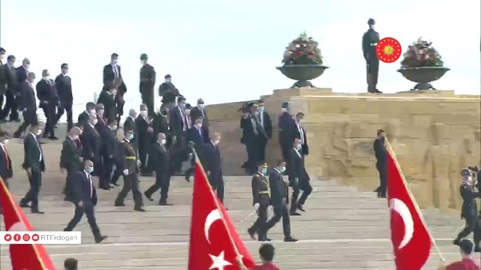 Cumhurbaşkanı Erdoğan'a Anıtkabir'de sevgi seli