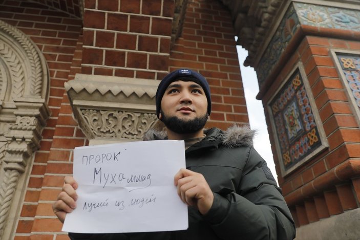 Rusya’da Müslümanlar, Emmanuel Macron’u protesto etti