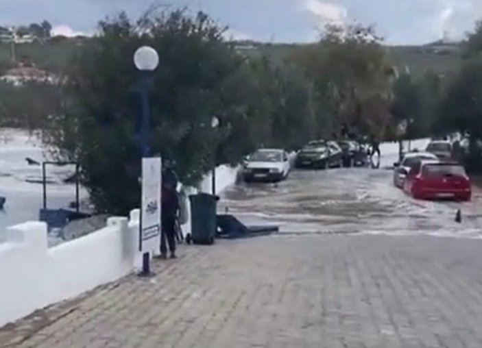 İzmir'de depremden sonra deniz taşması meydana geldi