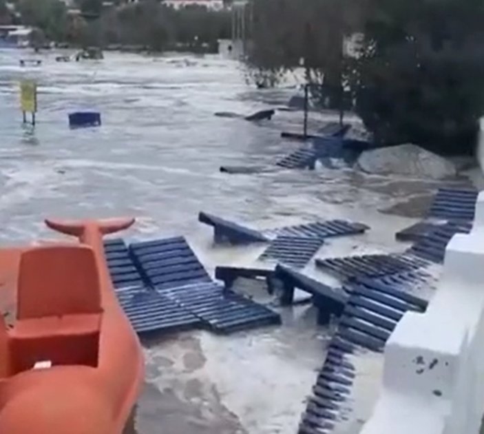 İzmir'de depremden sonra deniz taşması meydana geldi