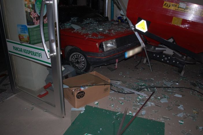 Tekirdağ'da alkollü sürücü, işyerine daldı