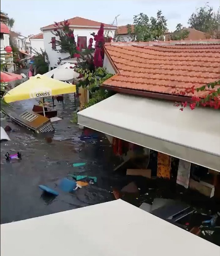 İzmir'de depremden sonra deniz taşması meydana geldi