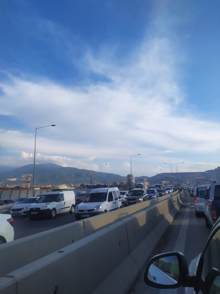 İzmir'de deprem sonrası trafik kilitlendi