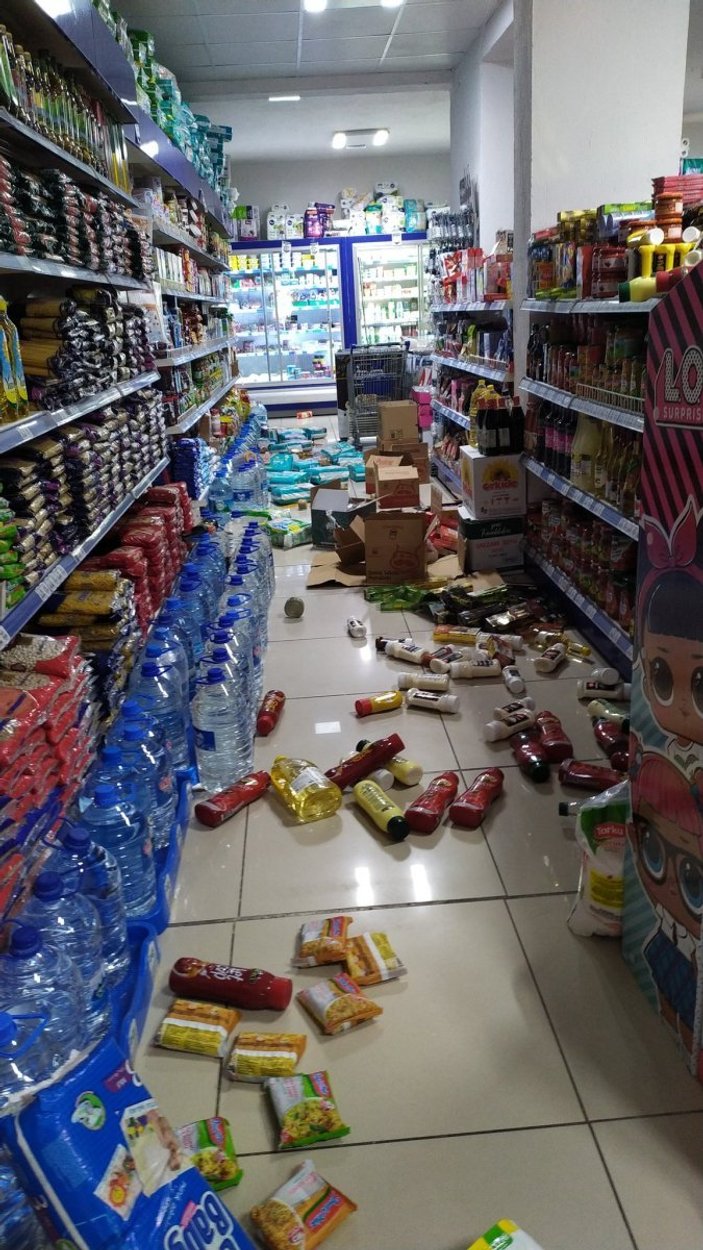 İzmir'de deprem sonrası çok sayıda artçı meydana geldi