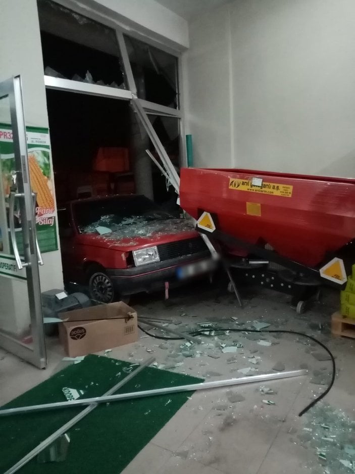 Tekirdağ'da alkollü sürücü otomobiliyle işyerine daldı