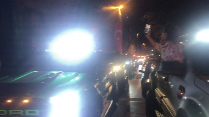 Beşiktaş'ta, 'Cumhuriyet Bayramı' kutlamasında konvoy yapıp patinaj çektiler
