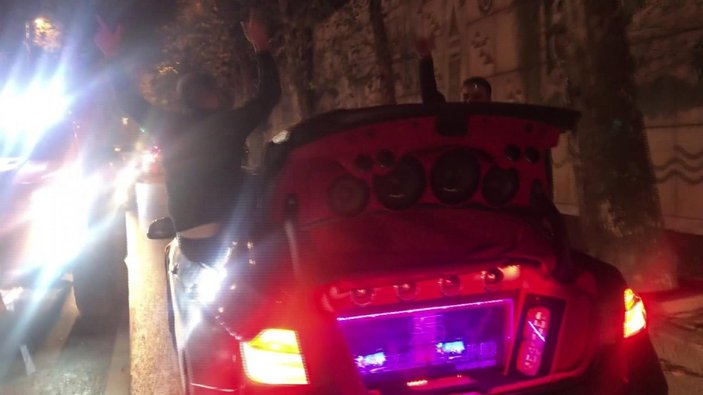 Beşiktaş'ta, 'Cumhuriyet Bayramı' kutlamasında konvoy yapıp patinaj çektiler