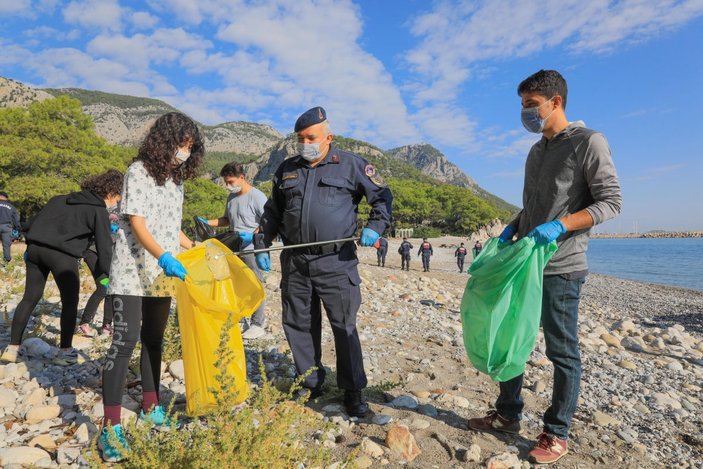 Antalya'da girişi yasaklanan mesire alanından 240 torba çöp çıktı