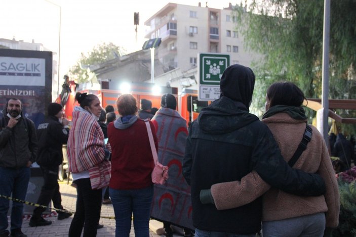 İzmir'de sabahın ilk ışıklarında arama kurtarma çalışmaları devam ediyor