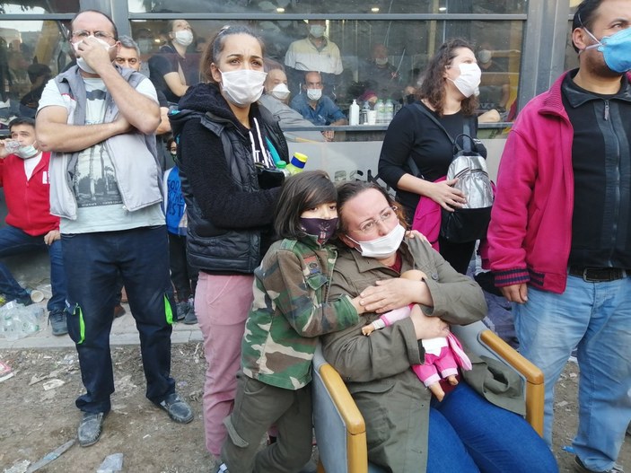 İzmir'de, 4 kızı enkaz altında kalan Nilay Yücel'in bekleyişi