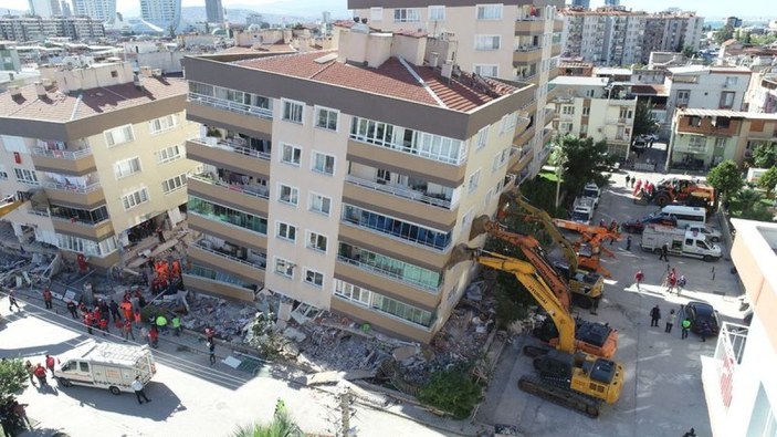 İzmir’de depreme dayanamayan binaları iş makineleri ayakta tutuyor