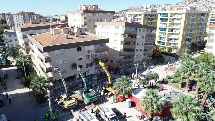 İzmir’de depreme dayanamayan binaları iş makineleri ayakta tutuyor