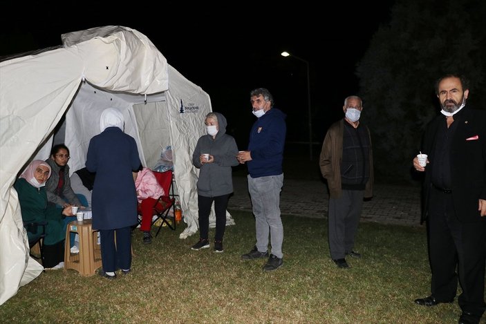 Geceyi dışarıda geçiren İzmirliler için toplanma alanları