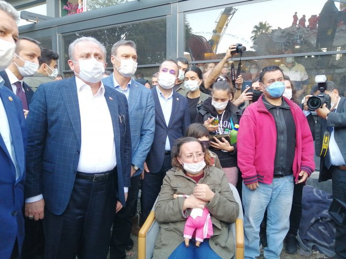 İzmir'de, 4 kızı enkaz altında kalan Nilay Yücel'in bekleyişi