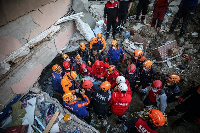 İzmir'de enkazdan bir kişi daha sağ olarak kurtarıldı