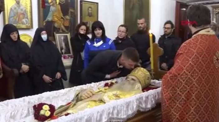 Karadağ'da koronavirüsten ölen başpiskopos öpülerek uğurlandı