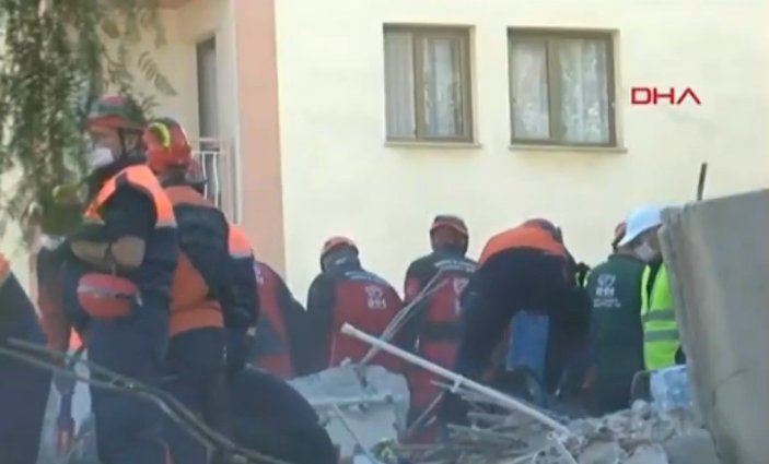 İzmir'de yıkılan Rıza Bey Apartmanı'nın yapımındaki malzemeler incelendi