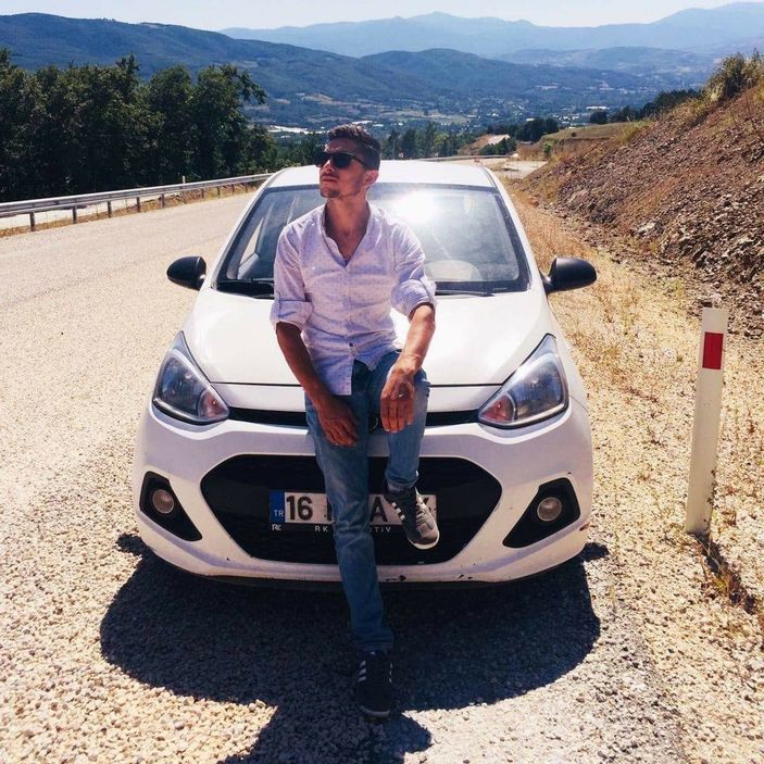 d Bursa'da çarpışma sırasında yola fırlayan 2 genç öldü