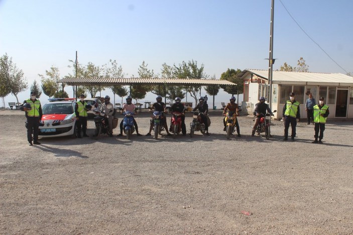 Gaziantep'te kasksız sürücüler ceza beklerken, hediye geldi