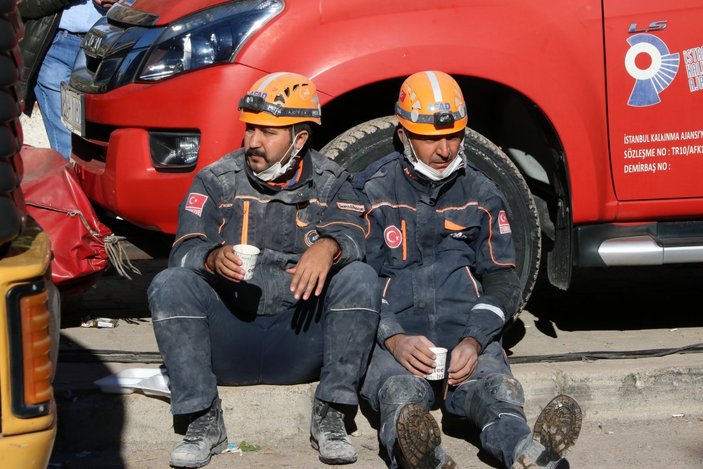 İzmir'de kurtarma ekiplerinin zorlu mesaisi