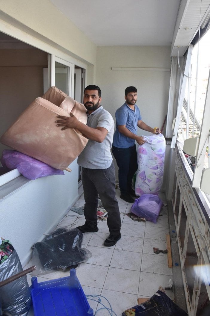 İzmir'deki deprem bölgesindeki vatandaşlar hasarlı binalardan taşınıyor