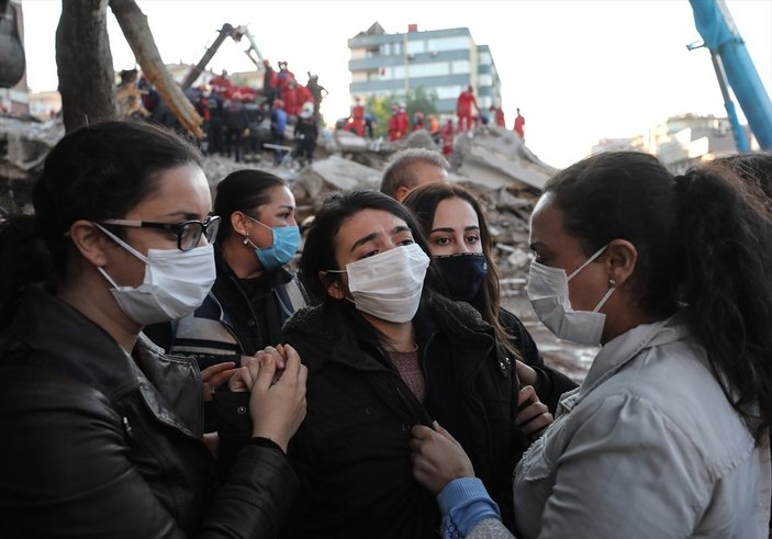 İzmir'de kurtarma çalışmaları devam ederken umutlu bekleyiş sürüyor