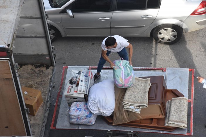 İzmir'deki deprem bölgesindeki vatandaşlar hasarlı binalardan taşınıyor
