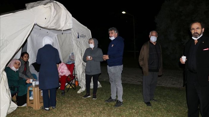 Bakan Koca: İzmir koronavirüsün yayılmasına çok elverişli