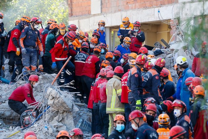 İzmir'de kurtarma çalışmaları devam ederken umutlu bekleyiş sürüyor