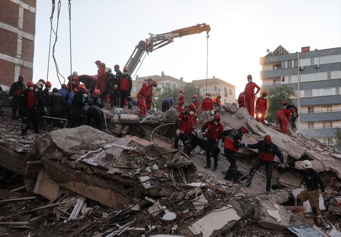 İzmir'de kurtarma çalışmaları devam ederken umutlu bekleyiş sürüyor