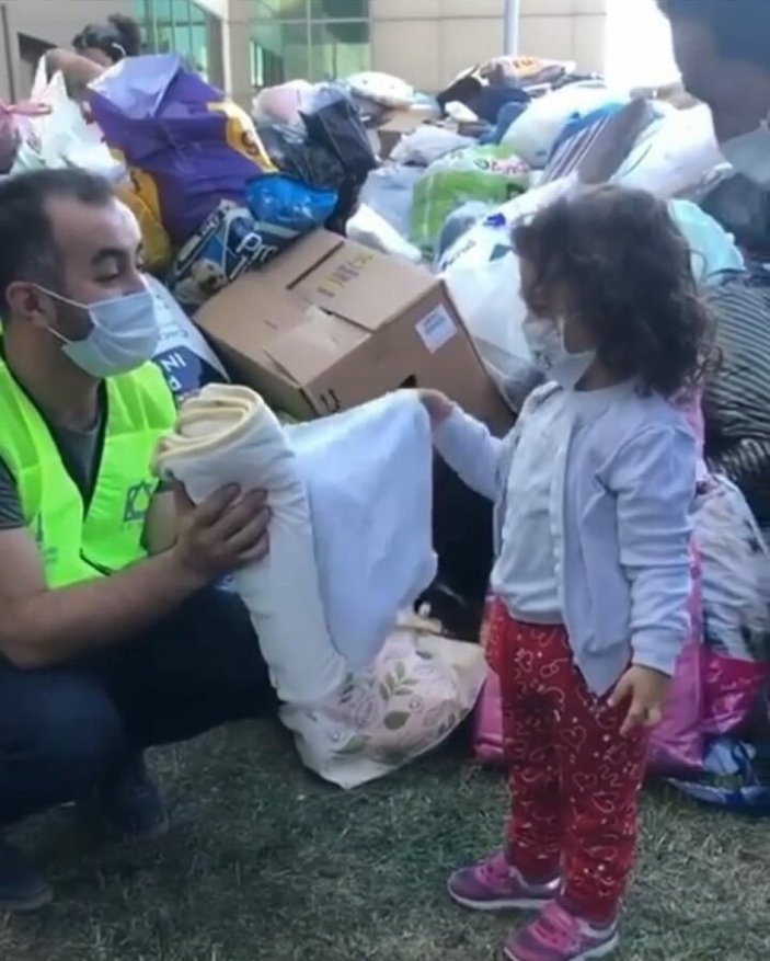 İzmir'de battaniyesini depremzedelere veren çocuk, yürekleri ısıttı