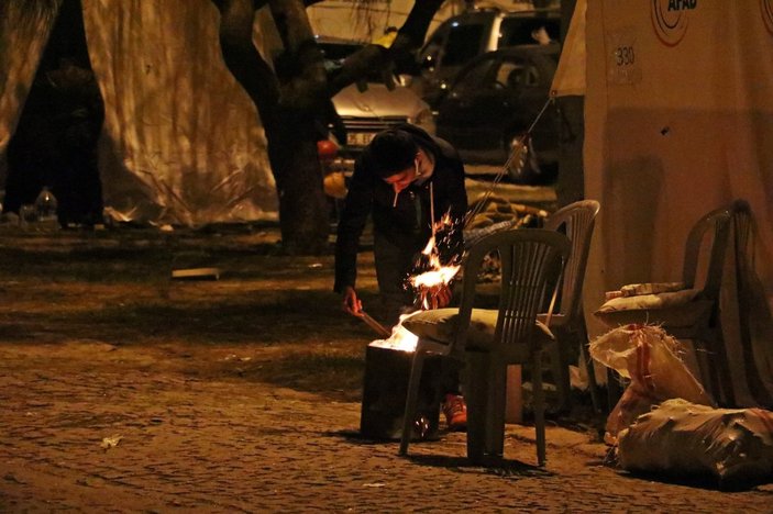 İzmir'de depremzedeler ateş yakarak ısınmaya çalışıyor