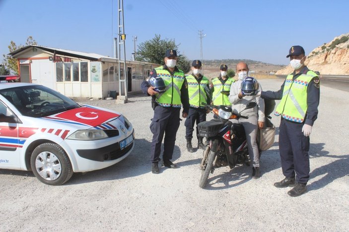 Gaziantep'te kasksız sürücüler ceza beklerken, hediye geldi