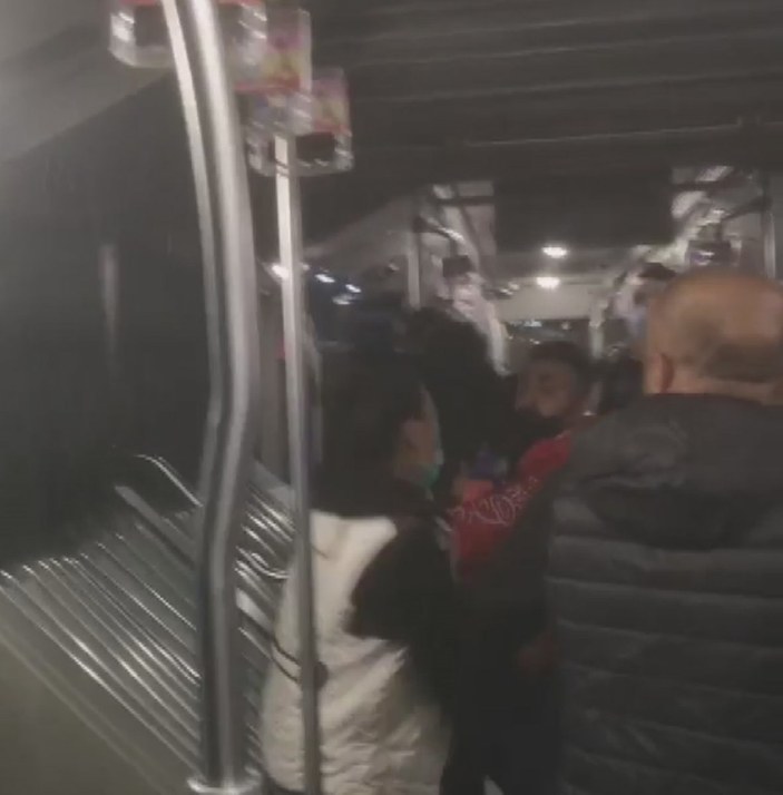 Metrobüste arkadaşlarıyla kavga eden şahıs bıçaklandı