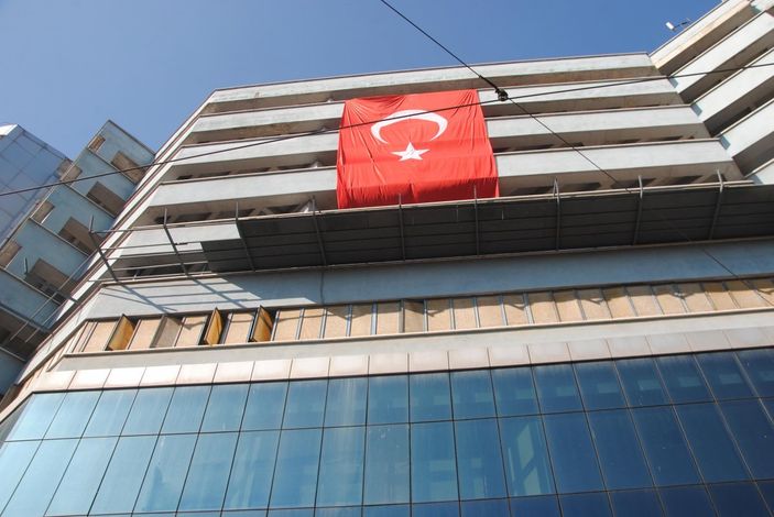 Eskişehir'de başına tahta parçası düşen kişi ağır yaralandı