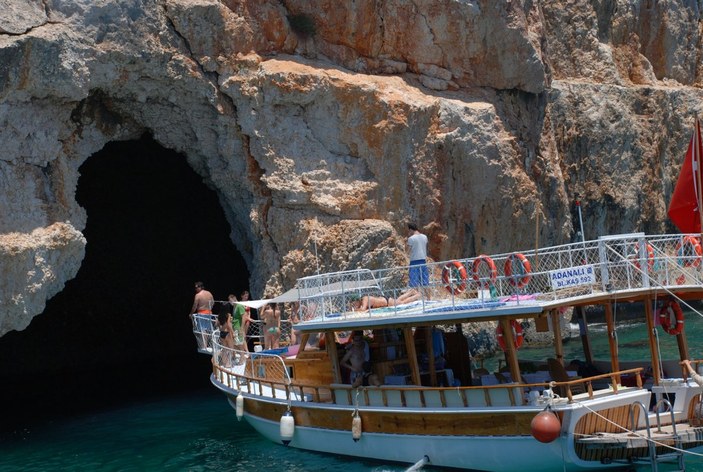 Antalya'daki Aşıklar Mağarası turist çekiyor