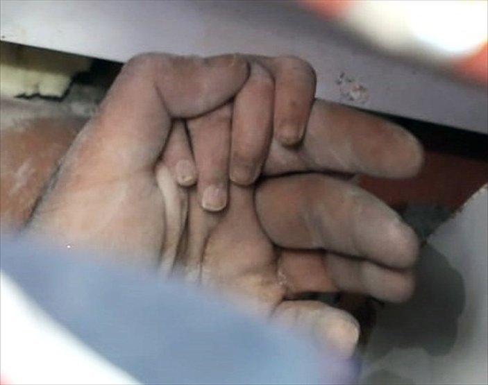Ayda bebeğin arama kurtarma personelinin elini tuttuğu an