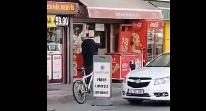 Bornova'da bakkal sahibi yardım çadırından poşetlerle çıktı