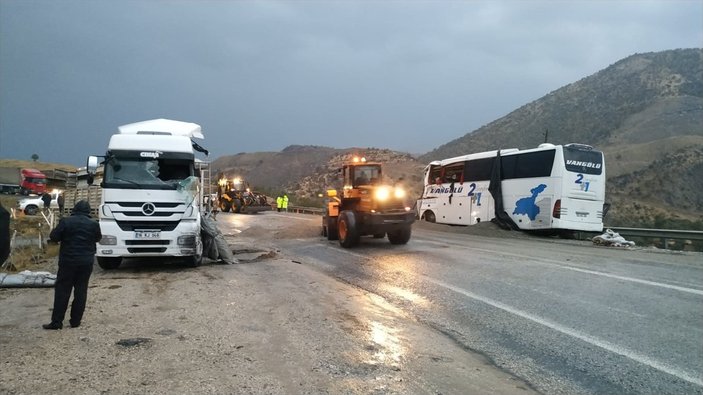 Bitlis'te tır ile yolcu otobüsü çarpıştı