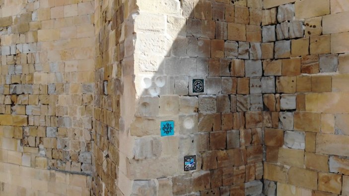 Bayburt’ta 800 yıllık çini örnekleri, kale surlarına yerleştiriliyor