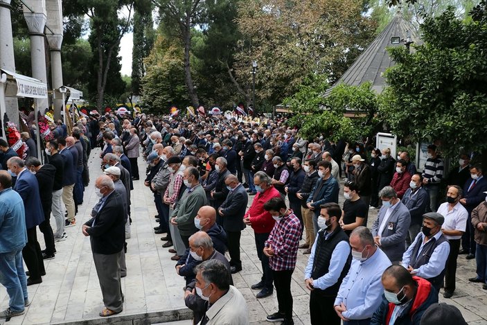 İzmir depreminde hayatını kaybeden aile defnedildi