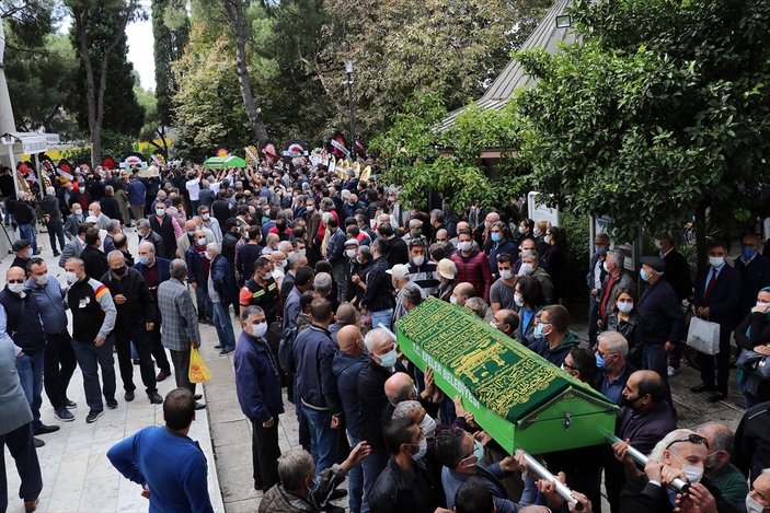 İzmir depreminde hayatını kaybeden aile defnedildi