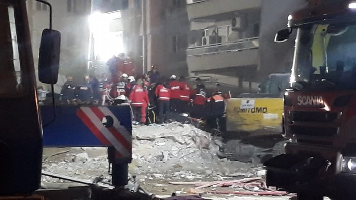 İzmir'de bulunan Rıza Bey Apartmanı'ndaki diş hekiminden iki kadın cesedi çıkartıldı
